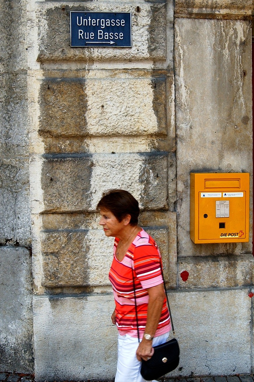 Une inscription de rue bilingue francais et allemand dans la vielle ville de Biel/Bienne, ce mardi 17 juin 2003. La population de la ville de Biel-Bienne a l'habitude de voir toutes les informati ...