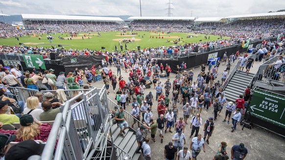 Die Schwinger Fans gehen in die Mittagspause nach dem 2. Gang am Eidgenoessischen Schwing- und Aelplerfest (ESAF) in Pratteln, am Samstag, 27. August 2022. (KEYSTONE/Urs Flueeler).