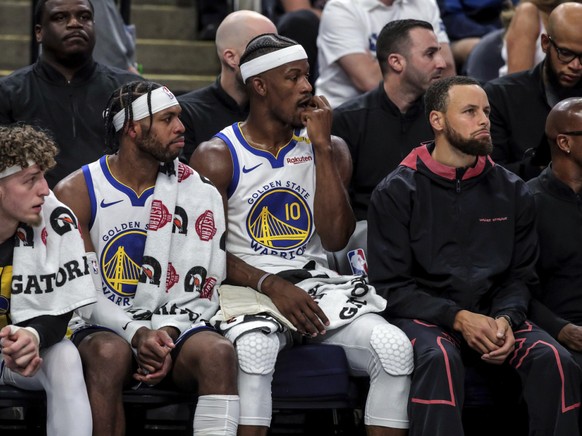 Stephen Curry (à droite) en civil sur le banc: son absence a bien trop pesé pour Golden State.
