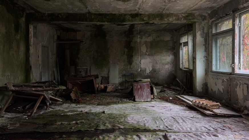 Malgré les fenêtres, la moisissure a fait sa place. A moins qu'il ne s'agisse d'une substance radioactive.