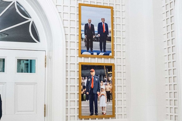 La photographie montre les deux dirigeants le 15 août 2025, debout sur le tarmac d'un aéroport d'Anchorage, en Alaska.