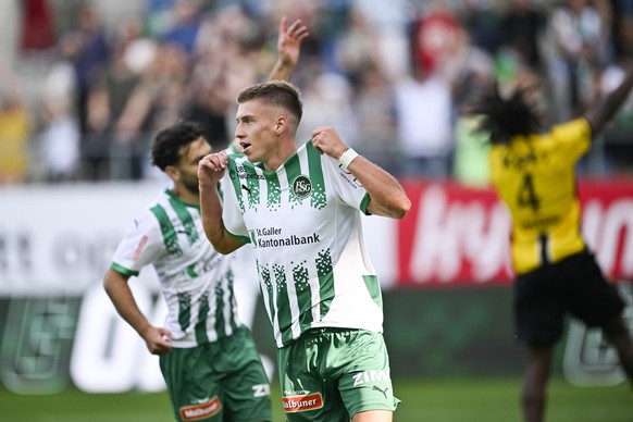 Christian Witzig (SG) bejubelt sein 4-0 im Fussball Meisterschaftsspiel der Swiss Super League zwischen dem FC St. Gallen und den BSC Young Boys, am Sonntag, 28. Juli 2024, im kybunpark in St. Gallen. ...
