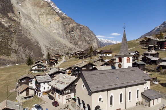 Les blocs de roche de l'eboulement d' il y a 30 ans, gauche, sont photographie proche du village et son eglise ce mardi 30 mars 2021 proche du village valaisan de Randa. Le triple eboulement ...
