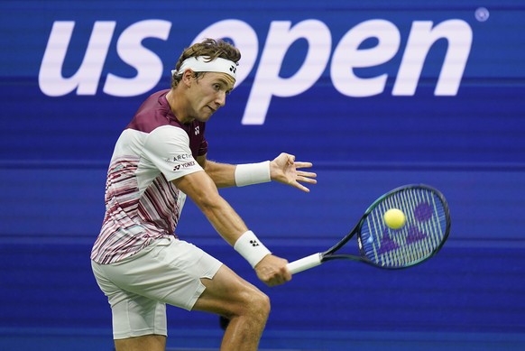 Casper Ruud, of Norway, returns a shot to Matteo Berrettini, of Italy, during the quarterfinals of the U.S. Open tennis championships, Tuesday, Sept. 6, 2022, in New York. (AP Photo/Seth Wenig)