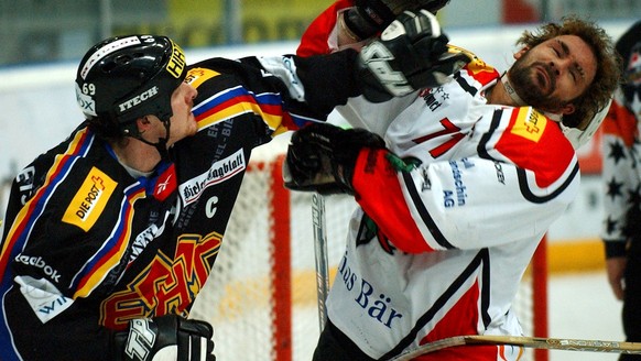 Kein k.o., aber Sieger nach Punkten blieb hier der Bieler Kevin Schlaepfer, links, gegen Basels Marco Seeholzer, rechts, der bei dieser Boxeinlage Nehmerqualitaeten bewies, im NLB Eishockey Playoff-Ha ...