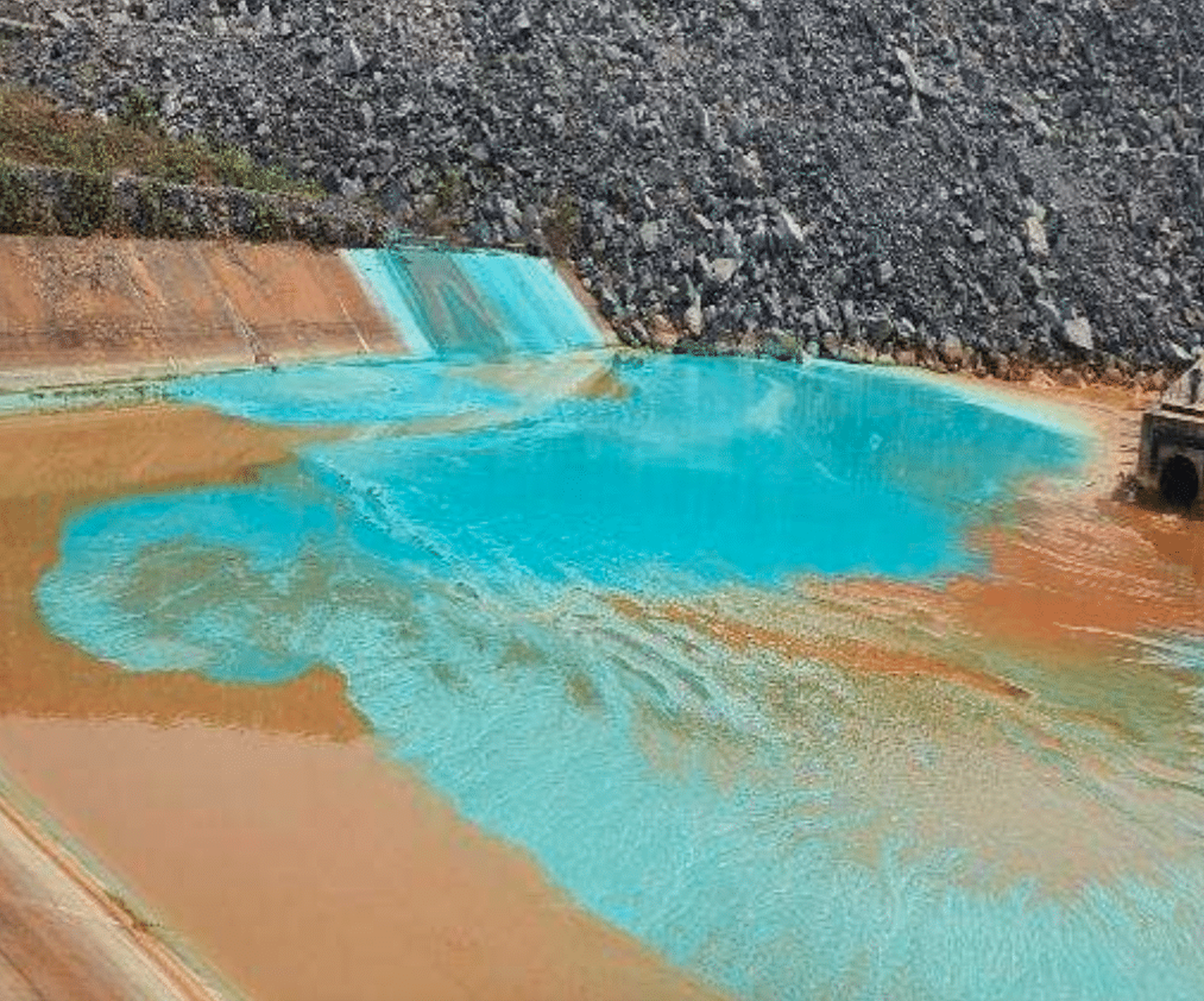 En 2023 déjà, MKS Pamp, négociant en or, avait fait la une des journaux à cause d&#039;une de ses mines au Libéria, New Liberty: pollution, blessés et morts. Ici de l&#039;eau polluée.