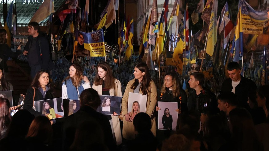 Une photo de la cérémonie commémorative pour Viktoria Roschtschyna à Kiev: la journaliste a été torturée à Taganrog et est décédée.