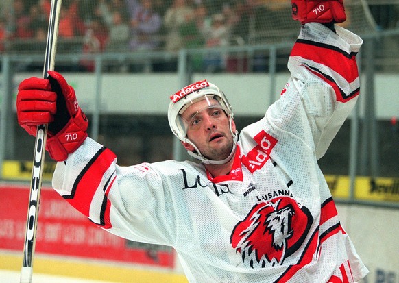 La joie du Lausannois Serges Poudrier, apres avoir inscrit le deuxieme but pour son equipe, lors du match de hokey LNB HC Lausanne contre HC Bienne, ce dimanche 4 octobre 1998 a la patinoire de Mally- ...