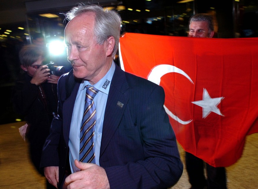 Turkish soccer fans welcom coach Jakob Koebi Kuhn and the Swiss national soccer team upon their arriving at the airport in Istanbul, Turkey, Monday, November 14, 2005. Switzerland will play its World  ...