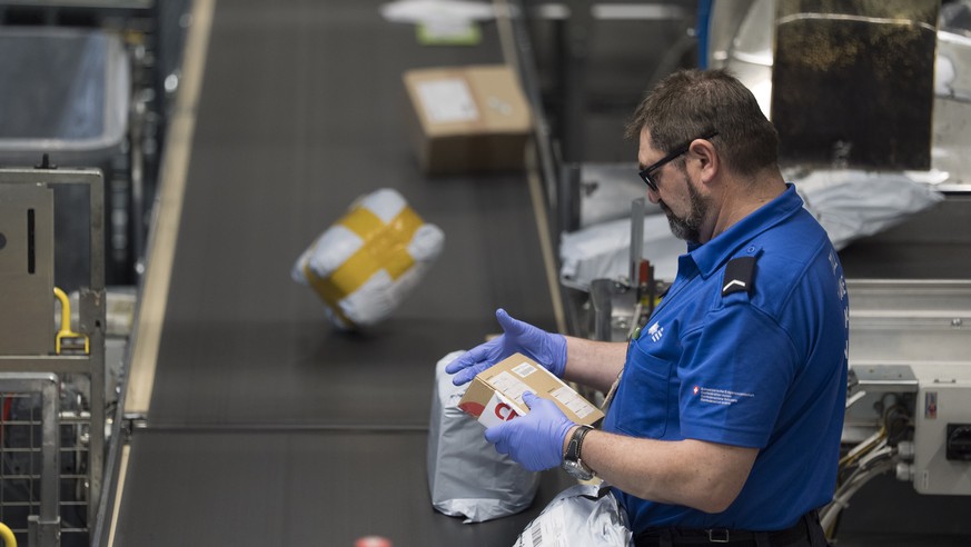 Mitarbeiter des Bundesamt fuer Zoll und Grenzsicherheit ueberpruefen Import-Sendungen des Online-Handels anlaesslich einer Schwerpunktkontrolle im Briefzentrum Muelligen aufgenommen am Freitag 7. Nove ...
