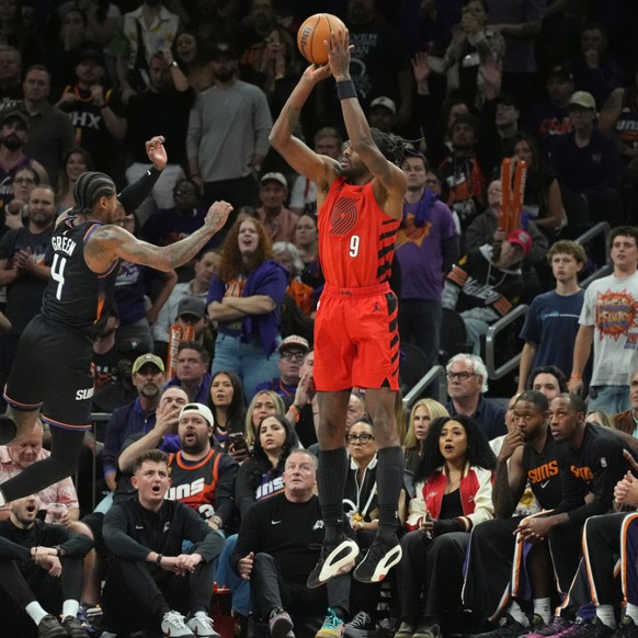 Les Portland Trail Blazers de Jerami Grant (9), auteur ici d'un tir à 3 points devant Jalen Green (Phoenix), se sont qualifiés pour les play-off de NBA.