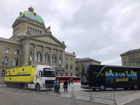 Les véhicules de la tournée «Back On Tour» sur la place fédérale...