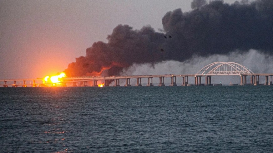 Le pont de Crimée a été à plusieurs reprises la cible d&#039;attaques, comme ici en octobre 2022.