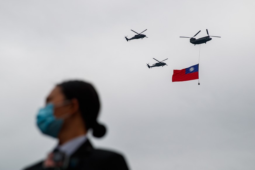 epaselect epa11651721 A Taiwan Air Force Chinook helicopter hoist a huge Taiwan national flag during the Taiwan National Day celebration in front of Presidential Office in Taipei, Taiwan, 10 October 2 ...