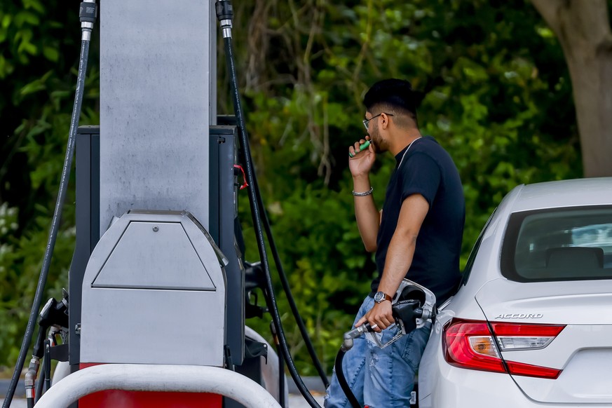 epa09930687 A customer fuels up their car at a gasoline station in Decatur, Georgia, USA, 06 May 2022. It has been one year since the Colonial Pipeline ransomware cyber attack which lead to fuel short ...