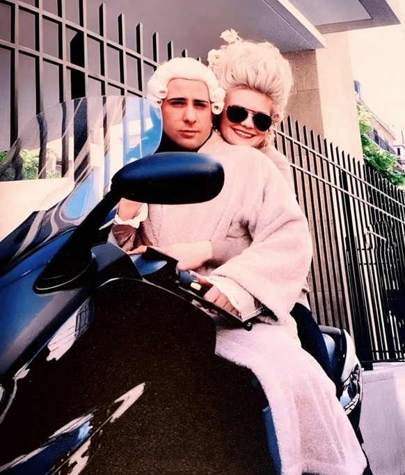 Jason Schwartzman und Kirsten Dunst beim Motorradfahren am Set von Marie Antoinette

https://www.reddit.com/r/popculturechat/comments/1kkcq5u/actors_doing_modern_things_while_being_on_set_of/