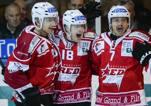 Les joueurs valaisans se felicitent apres le 2eme but avec depuis la gauche, Daniele Marghitola, Evgeni Chiriaev et Egor Mikhailov, lors du championnat suisse de hockey sur glace, entre le HC Red Ice  ...