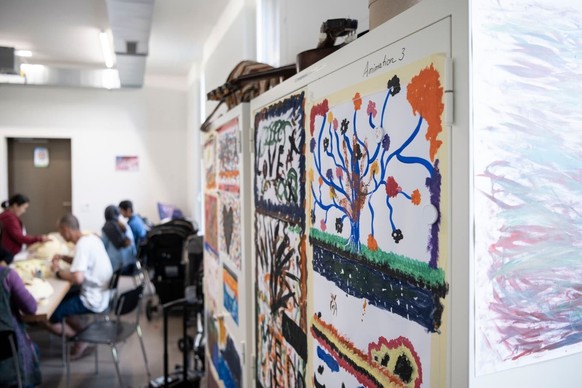 Des dessins sont accrochés dans une salle d&#039;animation d&#039;un centre fédéral pour requérants d&#039;asile.