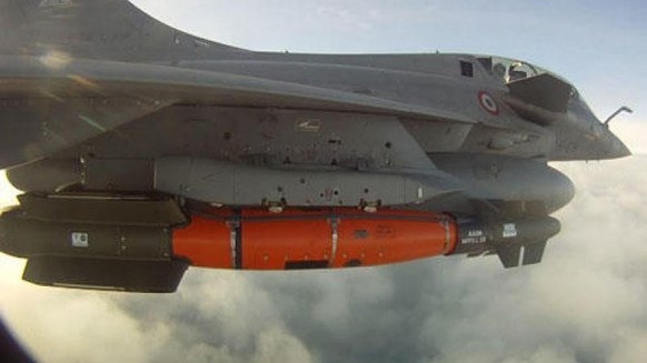 Un AASM sous un Rafale