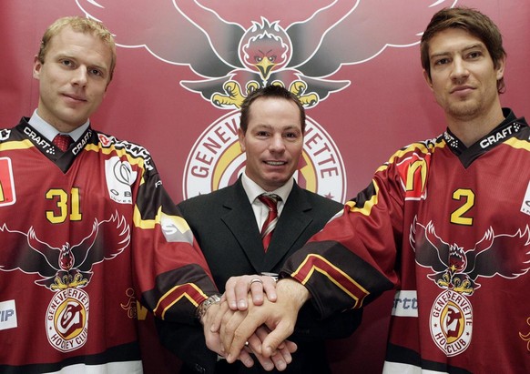 Chris McSorley, centre, entraineur du Geneve-Servette HC, sert les mains de ses deux nouveaux joueurs Gianluca Mona, gauche, et Olivier Keller, droite, a l&#039;issue de la conference de presse du Gen ...