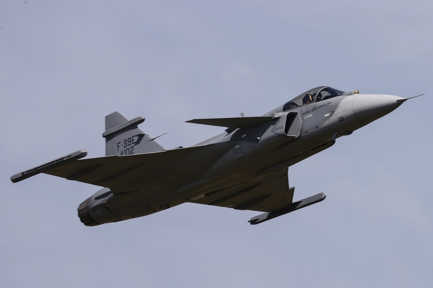 epa10617754 An F-39 Gripen fighter-bomber makes a presentation during the inauguration event of the production line of these aircraft in Brazil, which will be the base for the export of these Swedish  ...