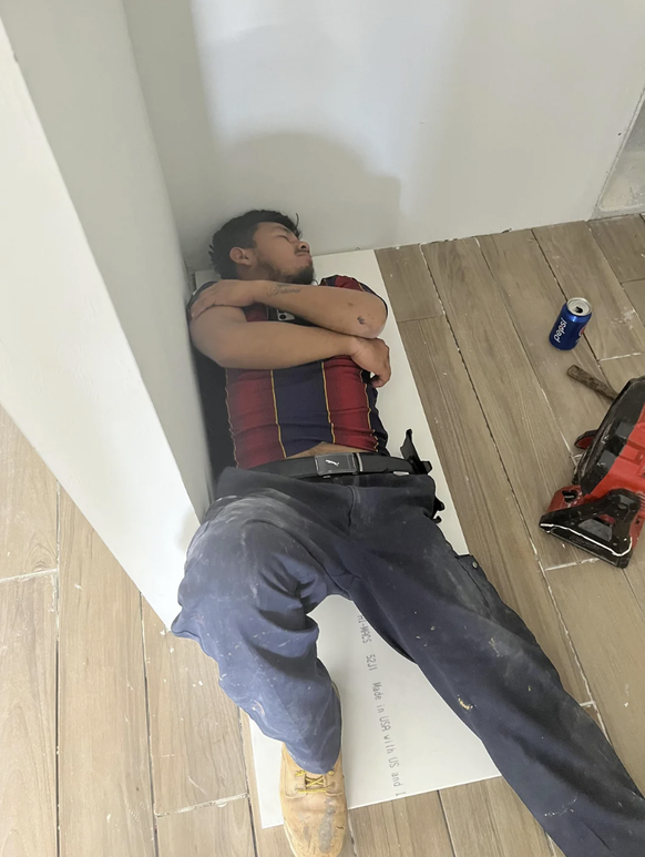 Leute, die bei der Arbeit einschlafen