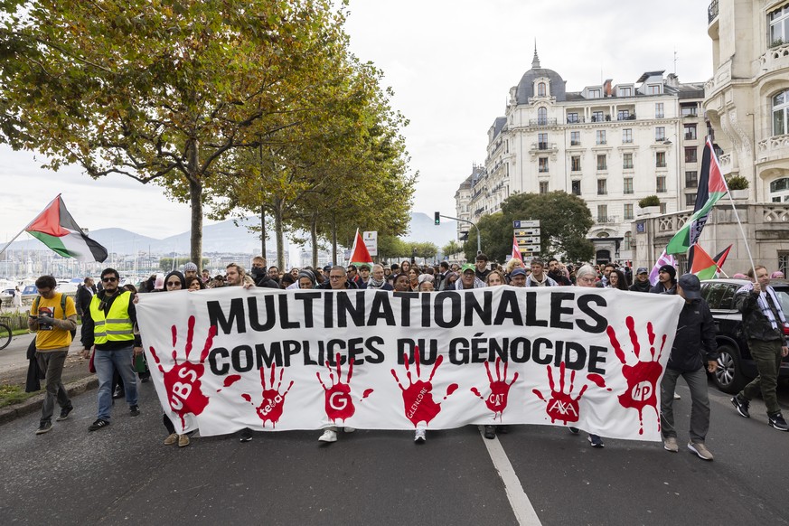 Des manifestants pro-palestiniens participent a une mobilisation pour denoncer la responsabilite des multinationales dans le conflit a Gaza ce dimanche 19 octobre 2025 a Geneve. (KEYSTONE/Cyril Zingar ...