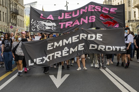 Des personnes manifestent contre la montee de la transphobie et de l&#039;extreme-droite, ce samedi 13 avril 2024 a Geneve. Les organisateurs ont appelle a marcher en nombre, pour faire front contre l ...