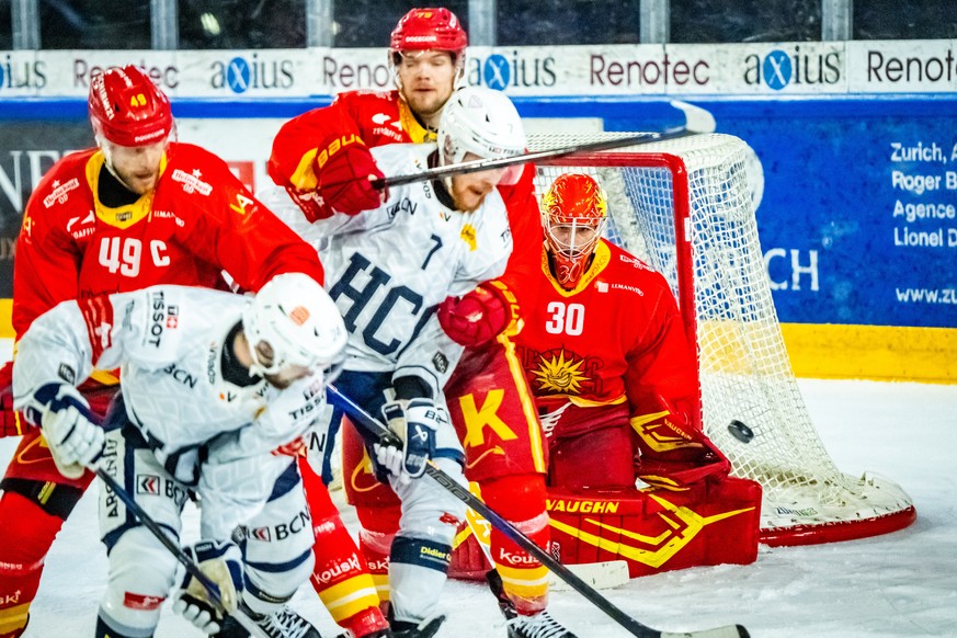 KEYPIX - Remo Giovannini (HCS), droite, lors de l?acte 1 de la finale de Swiss League de hockey sur glace entre le HC Sierre (HCS) et le HC La Chaux-de-Fonds (HCC), ce dimanche 29 mars 2026 a la patin ...