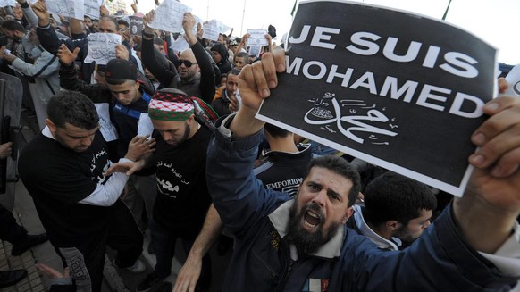 Le 16 janvier 2015 à Alger, neuf jours après l'attentat qui l'a frappé, manifestation contre <em>Charlie Hebdo</em>. Dans son numéro du 14, l'hebdomadaire satirique a publié un dessin censé représenter le prophète de l'islam, accompagné de la mention «Tout est pardonné».