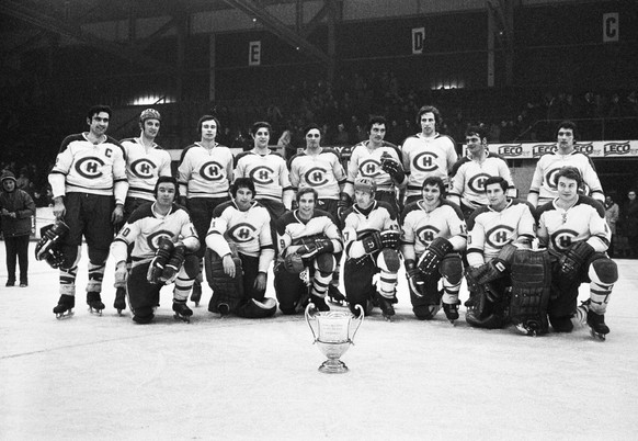 Gruppenbild des Eishockey Schweizermeisters HC La Chaux-de-Fonds mit Pokal, vom 19. Januar 1972. Zum fuenften aufeinanderfolgenden Mal konnte der HC La Chaux-de- Fonds am Dienstag den Pokal des Schwei ...