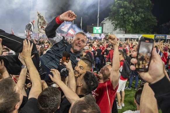 Die Fans und Trainer Alex Frei von Winterthur feiern den Aufstieg in die Super League nach dem Challenge League Meisterschaftsspiel zwischen dem SC Kriens und dem FC Winterthur vom Samstag, 21. Mai 20 ...
