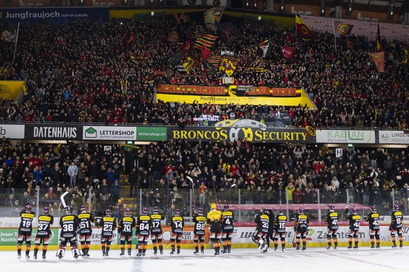 Die SCB-Spieler feiern mit ihren Fans nach dem Rueckspiel der ersten Play-In-Serie der National League zwischen dem SC Bern und dem EHC Biel, am Samstag, 14. Maerz 2026 in der PostFinance Arena in Ber ...