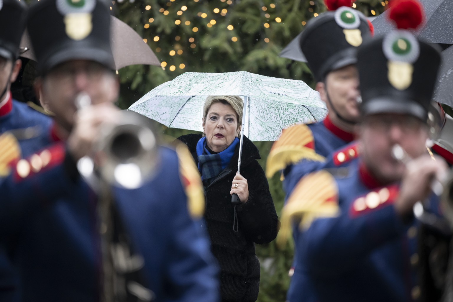 Die neu gewaehlte Bundespraesidentin Karin Keller-Sutter bewegt sich zu Fuss mit einer Delegation der Regierung und Ehrengaesten, um einen SBB-Extrazug zu nehmen, anlaesslich der Feier zu ihrer Wahl z ...
