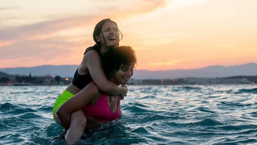 The Swimmers. (L to R) Nathalie Issa as Yusra Mardini, Manal Issa as Sara Mardini in The Swimmers. Cr. Laura Radford/Netflix © 2022