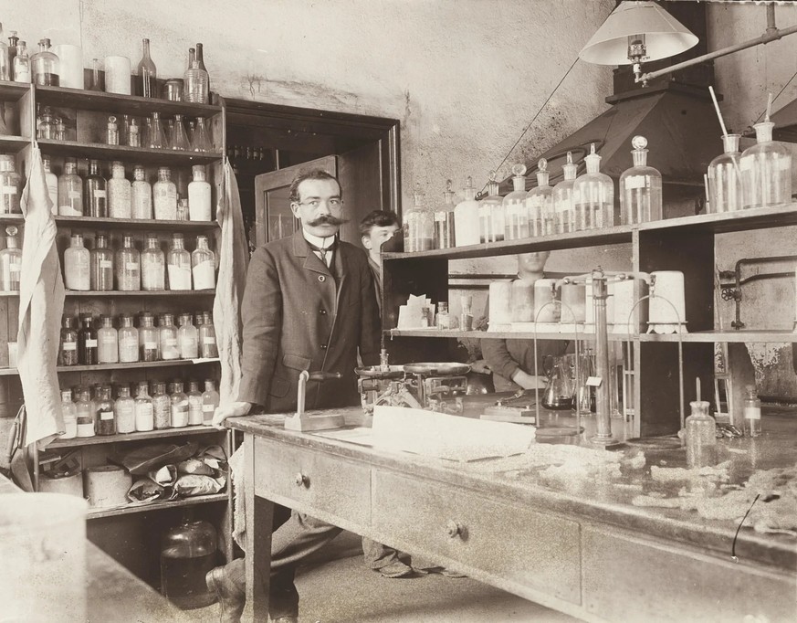 Chimistes de l’usine J. R. Geigy, à Bâle, qui fabriquait notamment des colorants de synthèse. Photographie, vers 1909.