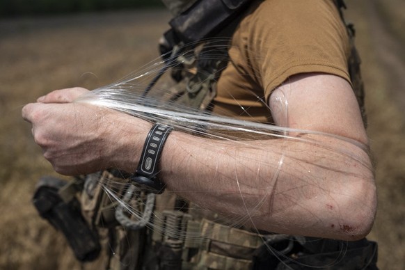 Des soldats de la 93e brigade testent des drones à fibre optique près du front, dans l’oblast de Donetsk, le 17 juin 2025. Sans signal radio, ils sont plus difficiles à brouiller.