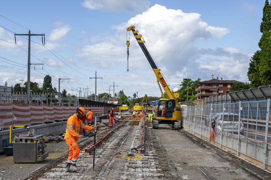 Des ouvriers travaillent a cote des vehicules circulant sur l'autoroute lors d'un point de presse sur les travaux d'assainissement du pont autoroutier (A1) de la gare de Morges le mercr ...