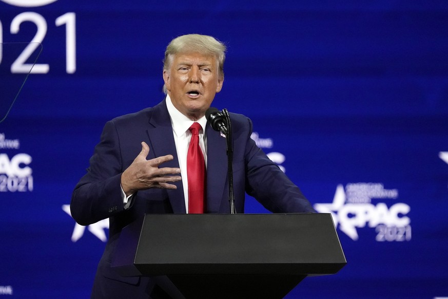 L'ancien président Donald Trump prend la parole à la Conférence d'action politique conservatrice, dimanche 28 février 2021, à Orlando, en Floride.