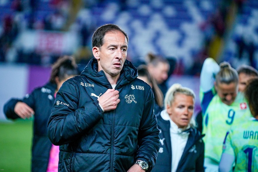 Le sélectionneur Rafel Navarro, pensif.