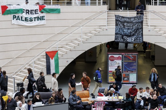 epa11324880 Pro-Palestinian students occupy the principal hall of the Uni-Mail building of the University of Geneva (UNIGE), in Geneva, Switzerland, 07 May 2024. Students at several Swiss universities ...