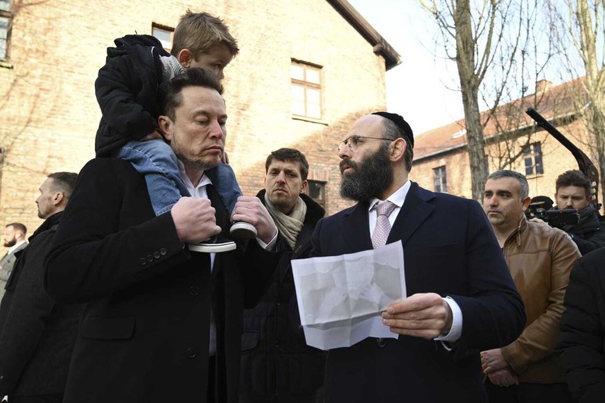 Accompagné par l'un de ses enfants, Elon Musk visite le site du camp de la mort nazi allemand d'Auschwitz, en Pologne