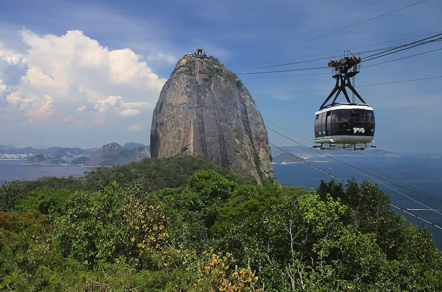 Le Pain de sucre (Pao de Açúcar) à Rio de Janeiro, lieu de la confrontation entre James Bond et Requin dans Moonraker (1979). C’est une forme d’érosion récente, un inselberg constitué d’un gneiss œill ...