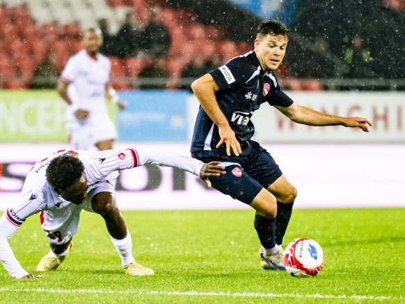 Lucien Dähler (à droite) et Thoune ont fait chuter une nouvelle équipe: le FC Sion de Josias Lukembila (à gauche).
