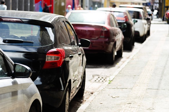 Salvador, Bahia, Brazil - August 13, 2025: View of cars parked in a row on a street in the city of Salvador in Bahia. Salvador Bahia Brazil Copyright: xThalesxAntoniox 2025-08-13 Edificios queimados c ...