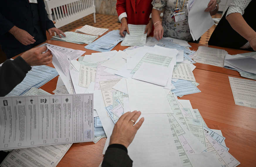 20 septembre 2026, Krasnoïarsk, Russie: la commission électorale locale procède au dépouillement des bulletins de vote après le dernier jour du scrutin.