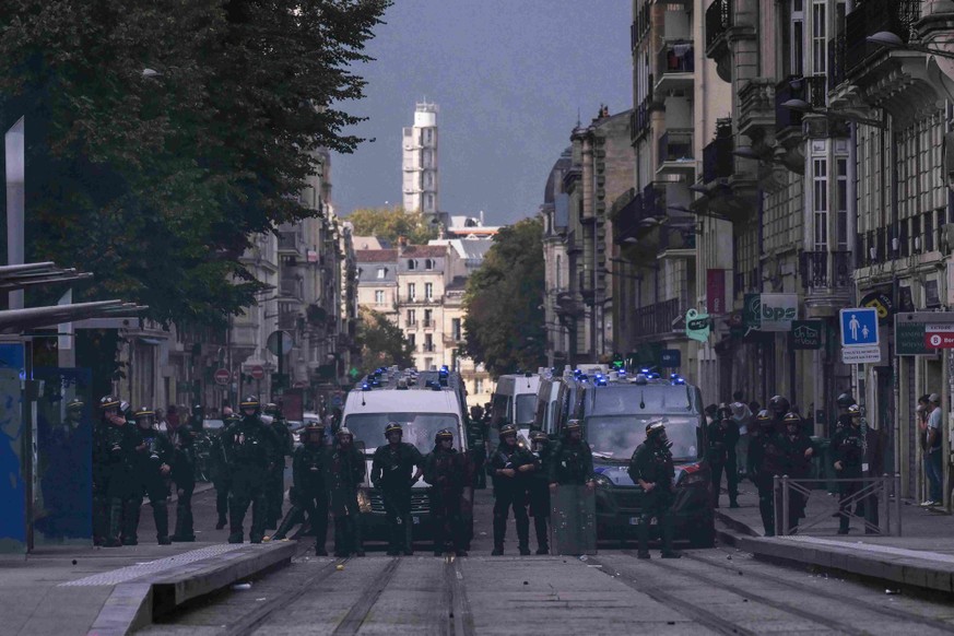 Les forces de police étaient nombreuses, mardi, en marge des manifestations. Ici, le centre de Bordeaux (sud-ouest).