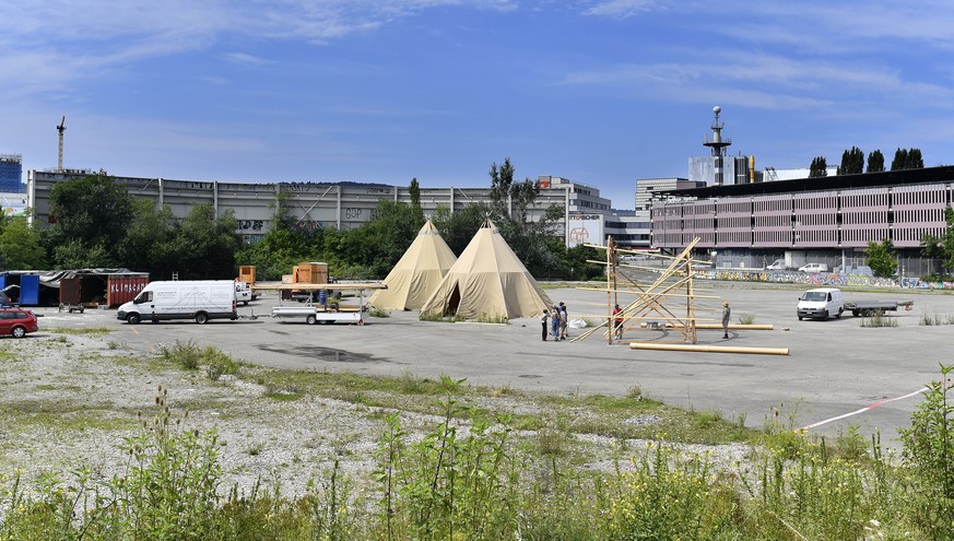 Campaufbau des Klimacamps Rise up for Change auf der Stadionbrache des ehemaligen Fussballstadion Hardturm in Zuerich am Freitag, 30. Juli 2021. (KEYSTONE/Walter Bieri)