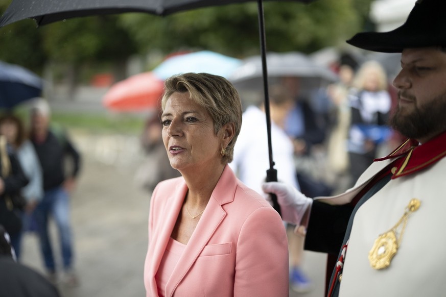 Karin Keller-Sutter avec son ancien huissier lors de l&#039;ouverture de l&#039;Olma.