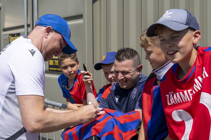 Cheftrainer Ludovic Magnin gibt ein Autogramm nach dem ersten Rasentraining der Saison 2025/2026 des FC Basel 1893 in Basel, am Samstag, 21. Juni 2025. (KEYSTONE/Georgios Kefalas)
